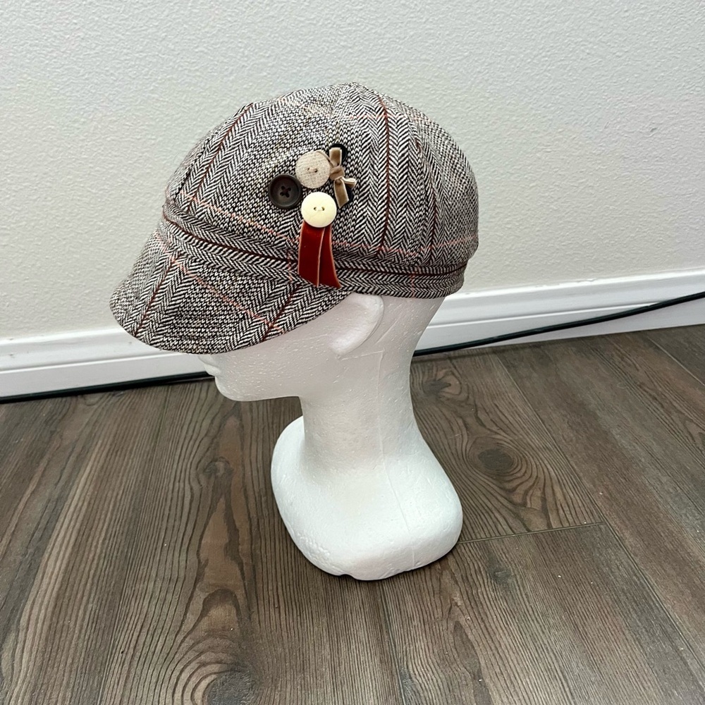 Stylish Tweed Cap with Button Accents